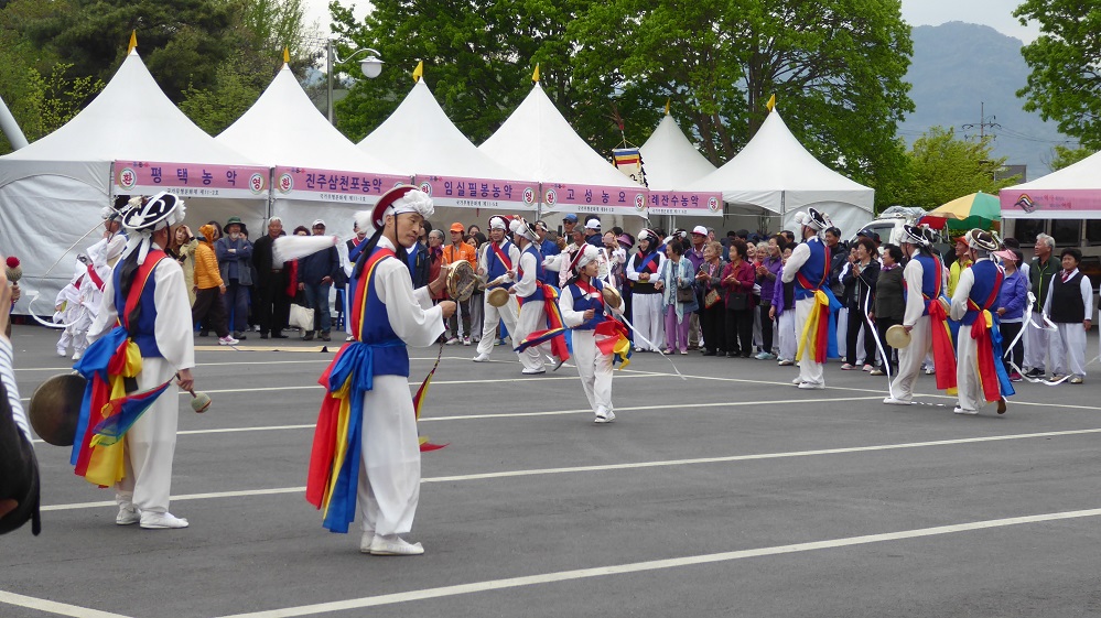 Beim Volkstanzfestival in Gurye...